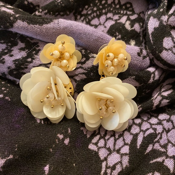 Flower necklace and earrings set. - Picture 2 of 3